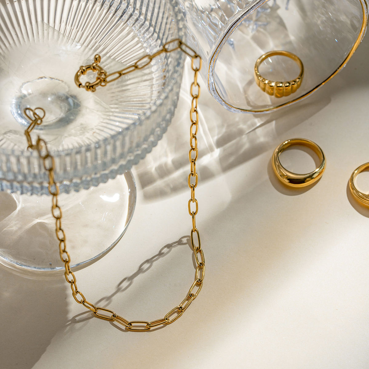 modern link kette getragen hals ansicht