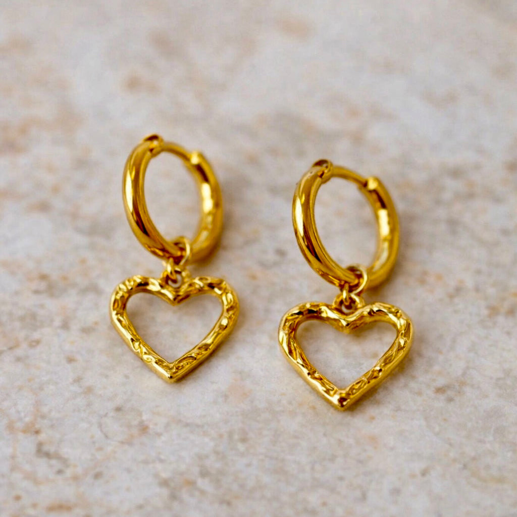 golden heart hoops earrings trageaufnahme lifestyle