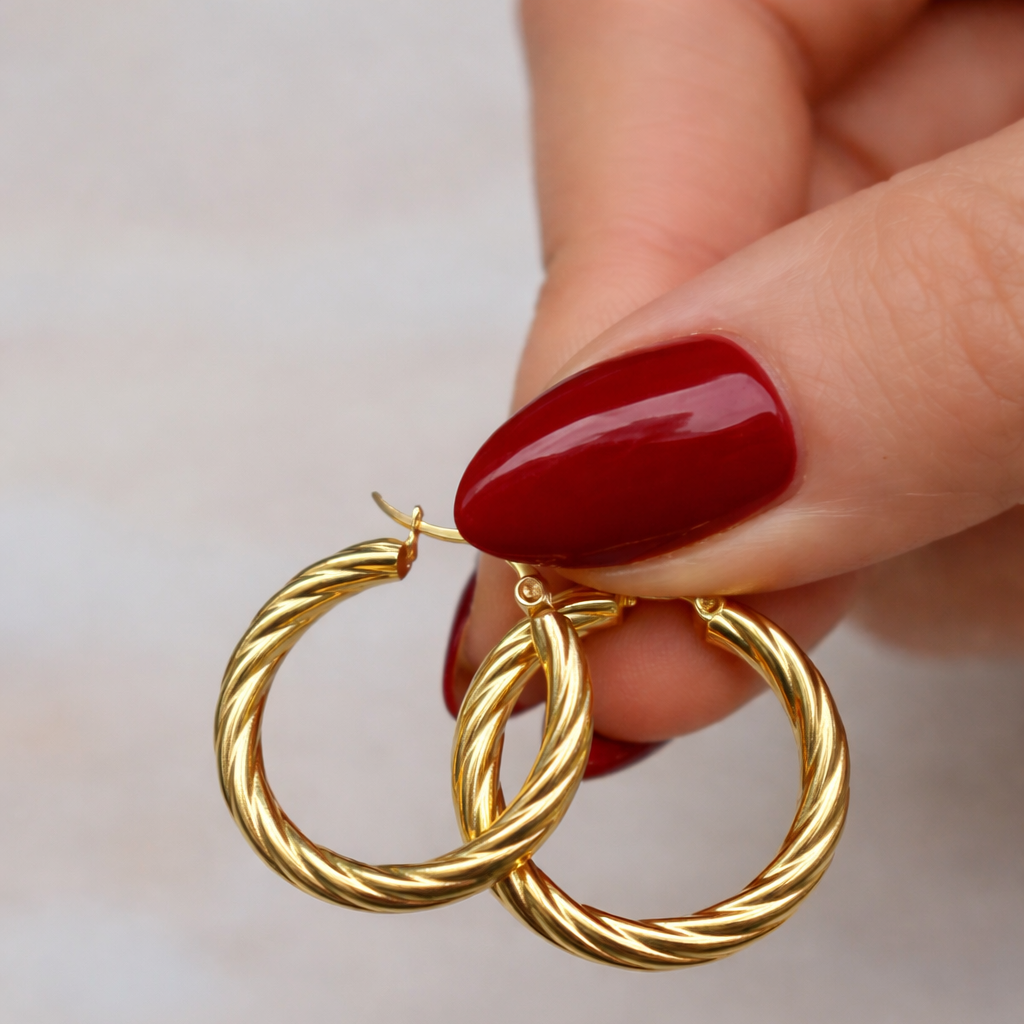 twist shine creolen am ohr styling elegant