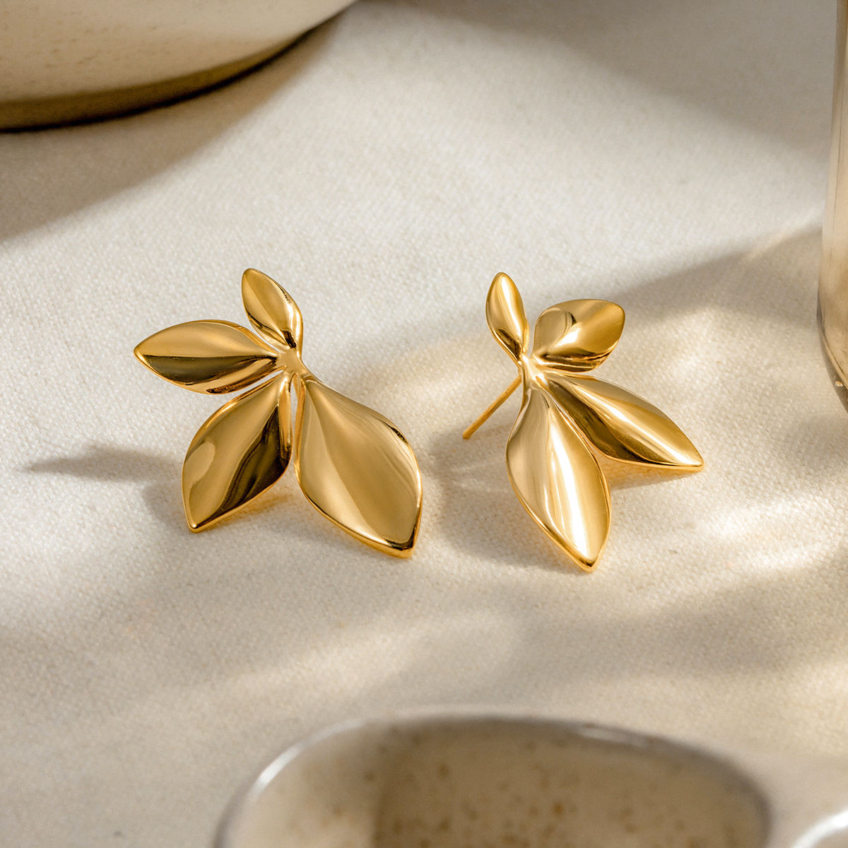golden leaf ohrringe getragen lifestyle