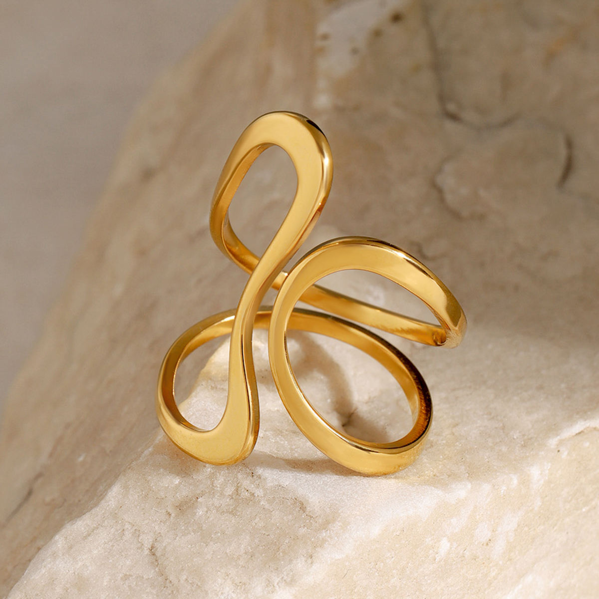 modern curve ring stacking styling minimalistisch