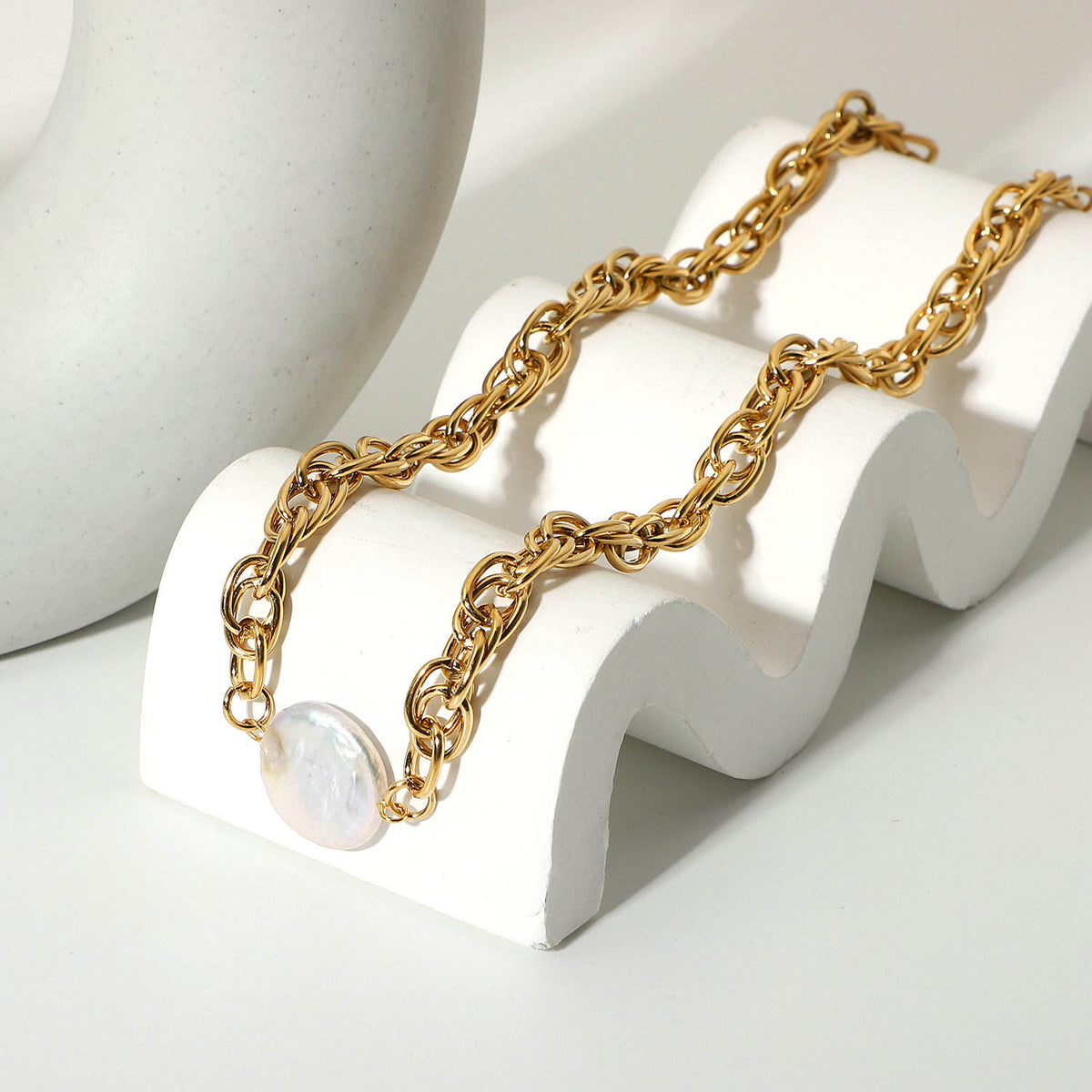 modern pearl statement necklace vergoldet