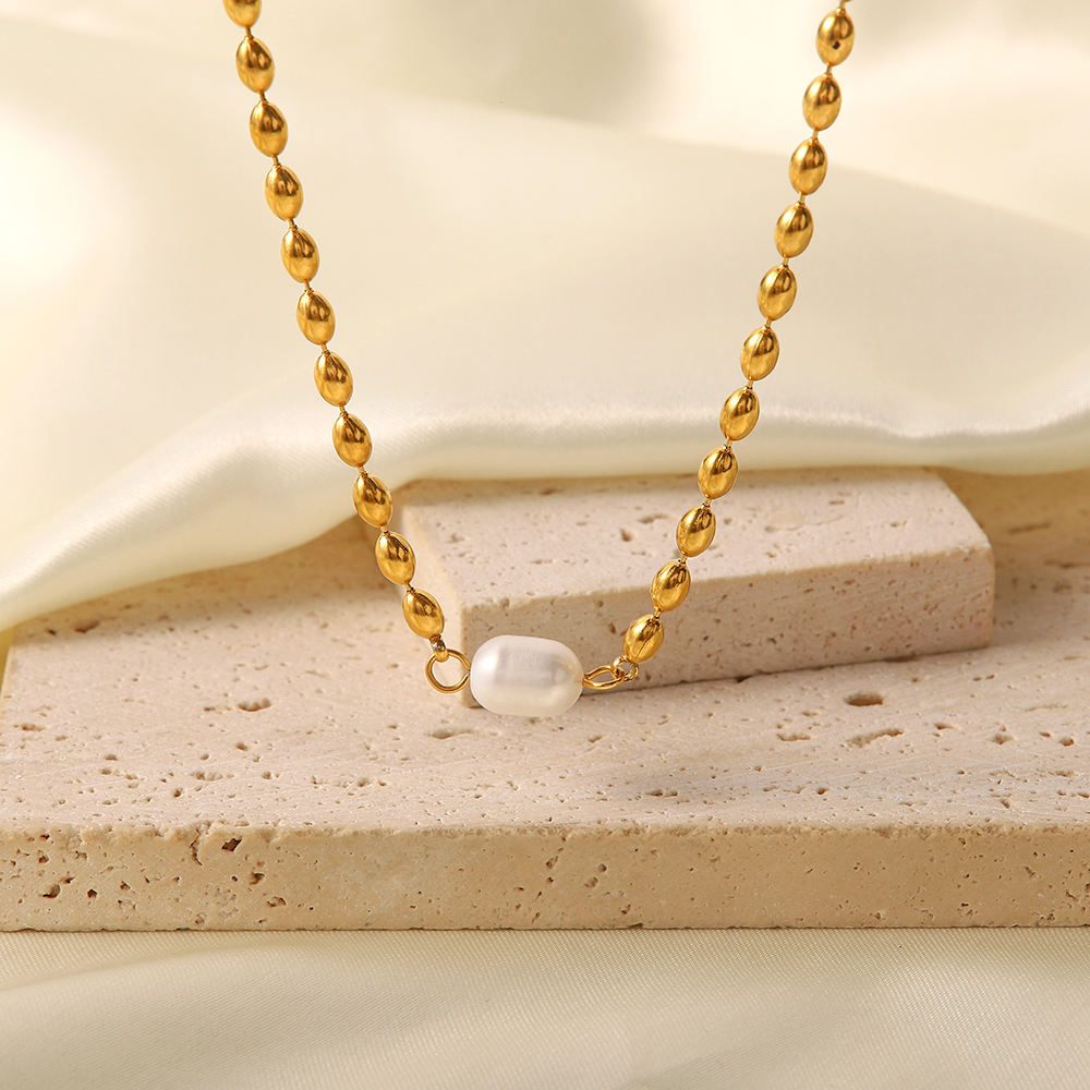goldenes armband with weisse perle