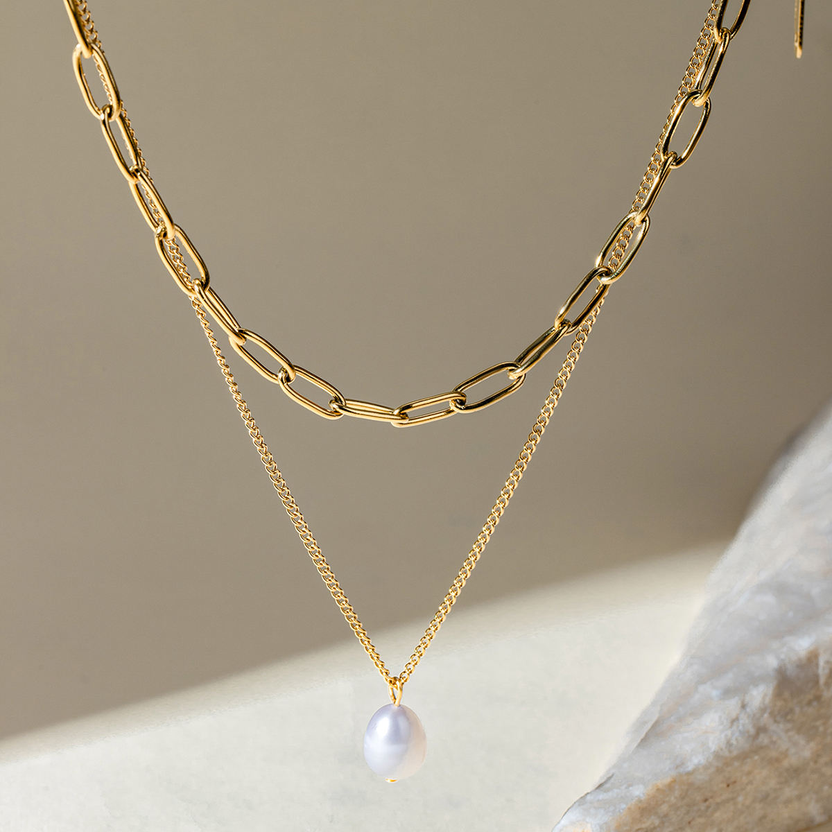 goldene perlen halskette modern styling