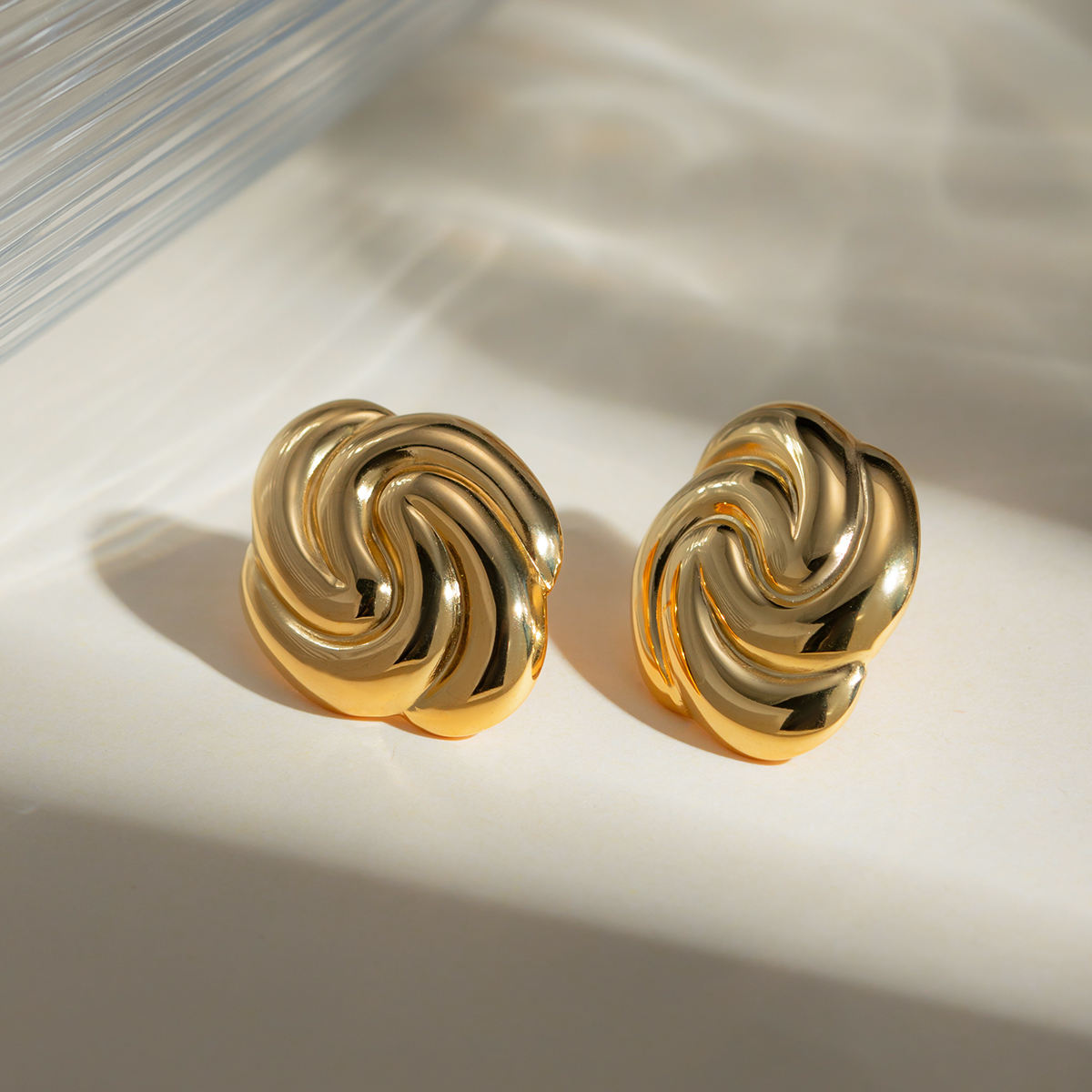 swirl ohrringe dynamisch design vergoldet