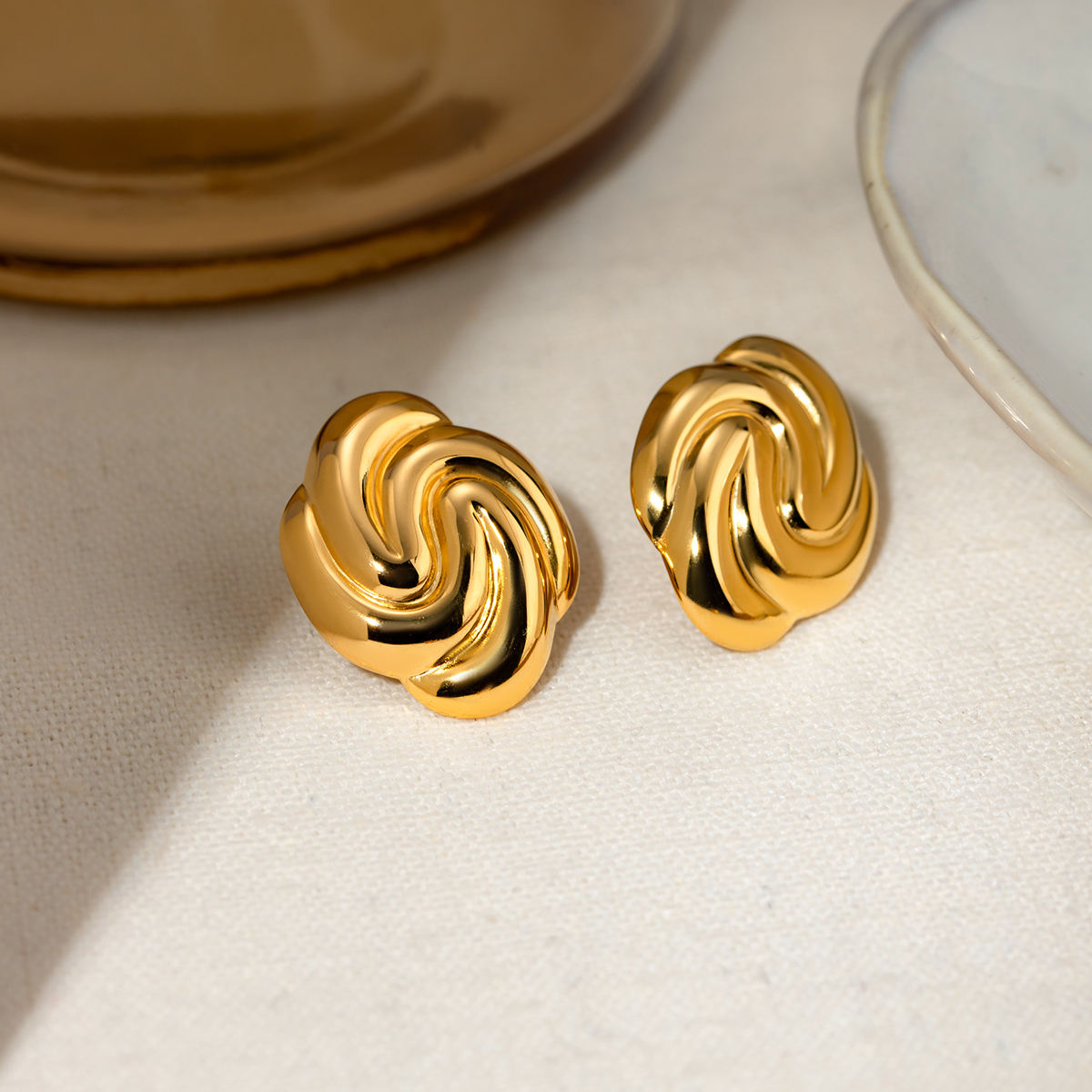 moderne ohrringe swirl muster gold