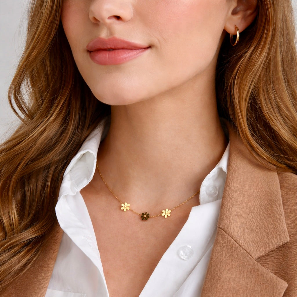 goldene kette with bloom anhänger detail