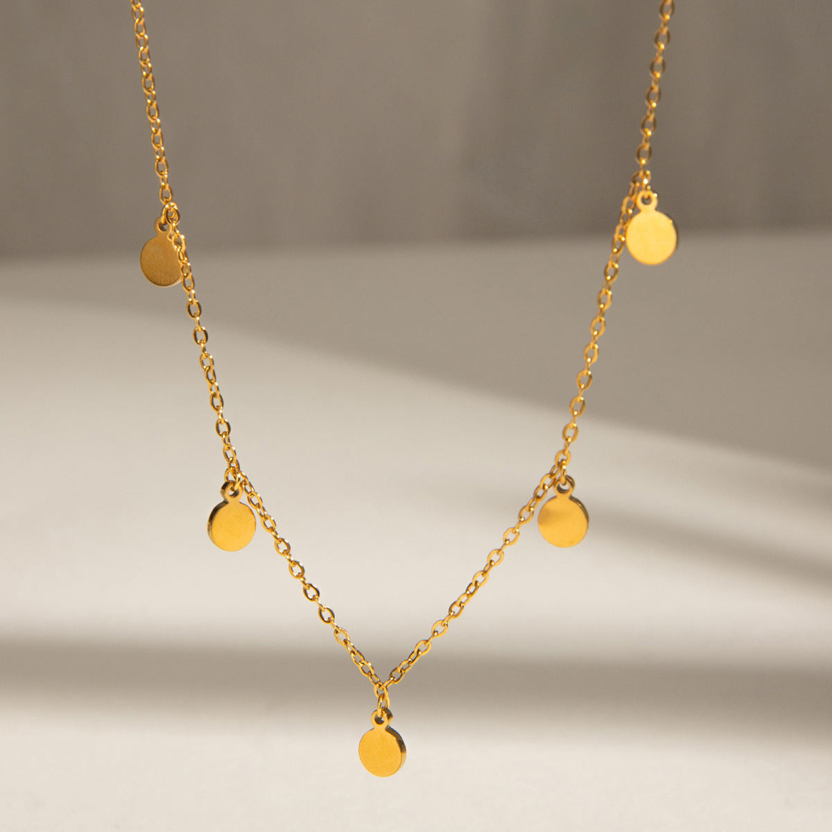 golden dots necklace detail punkt anhaenger