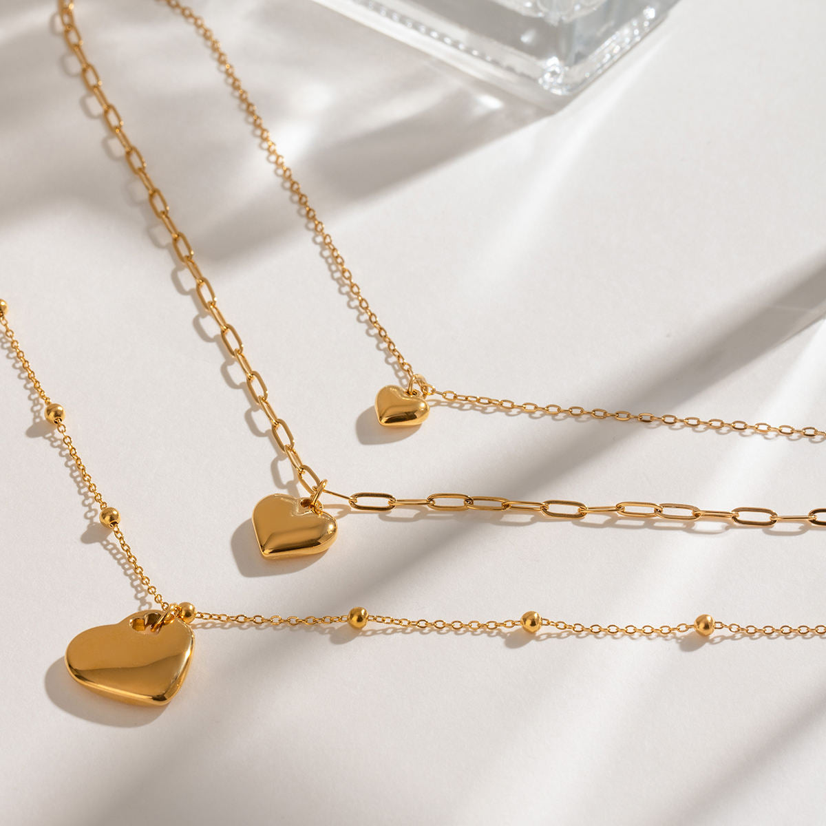 layered love necklace trageaufnahme dekollete ansicht