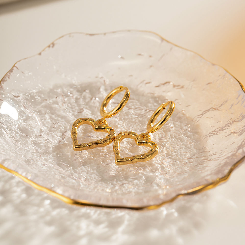 golden heart hoops ohrringe seitenansicht goldringe