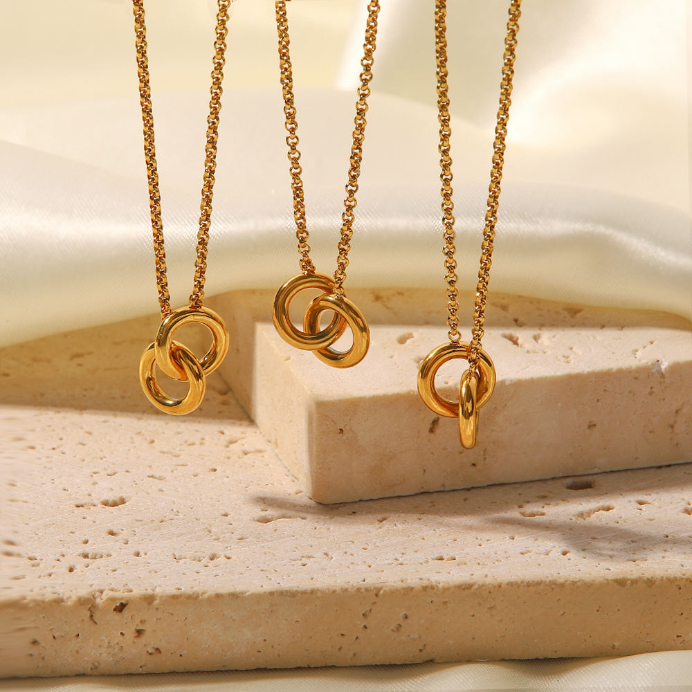 infinity gold kette getragen elegant