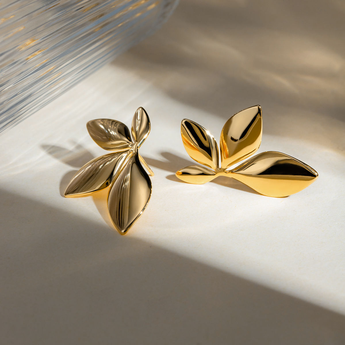 golden leaf ohrringe side view