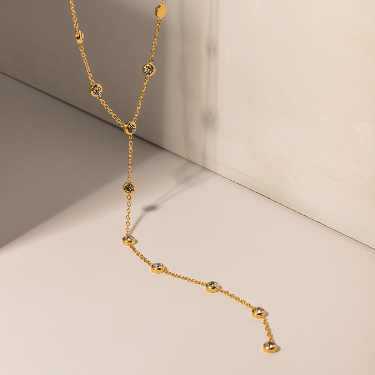 schimmernde y-kette perlen edelstahl minimalistisch elegant