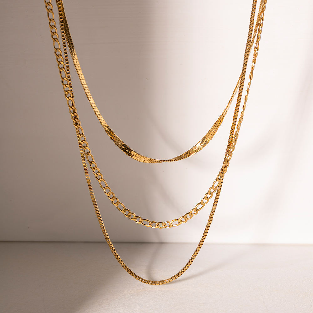 trendige layering-kette mit verschiedenen kettenstilen goldfarben