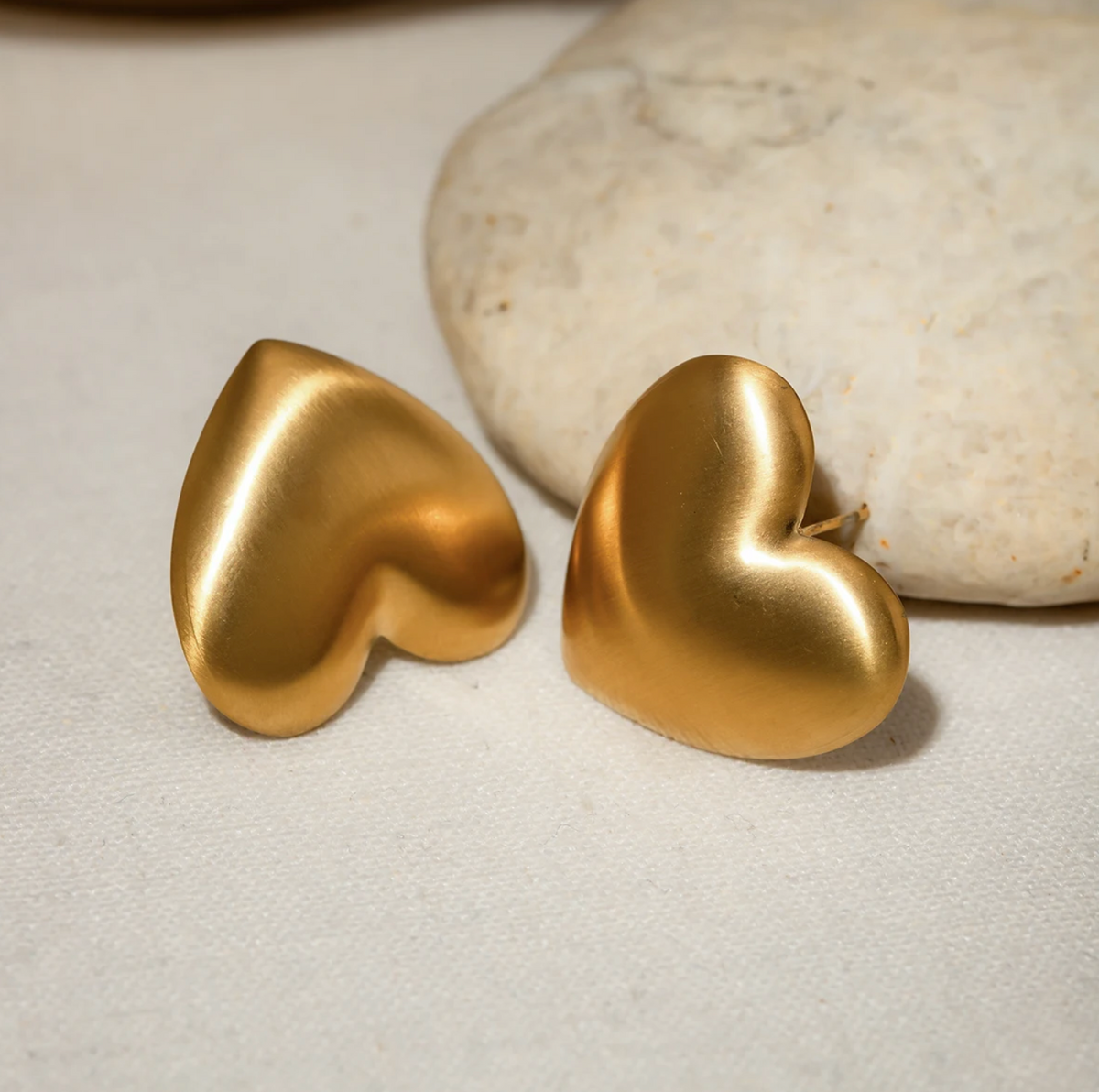 herz ohrringe statement 18k gold matt