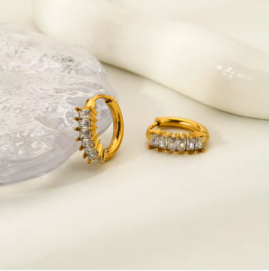 goldene creolen funkelnde steine elegant