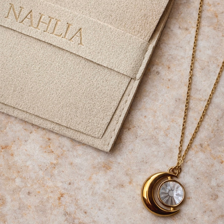mondanhänger halskette 18k gold elegant