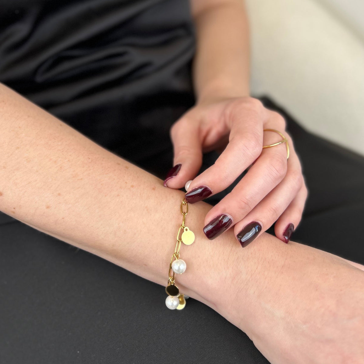 pearl charm armband getragen handgelenk styling
