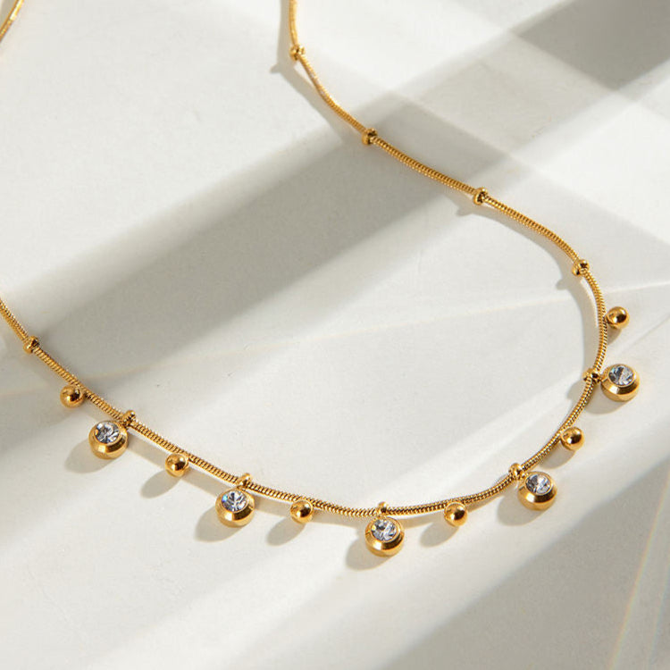 filigrane kette mit zarten anhängern moderner schmuck