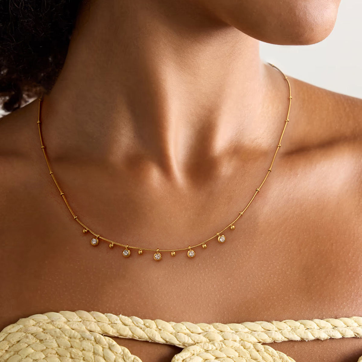 elegante halskette mit funkelnden drops minimalistische kette