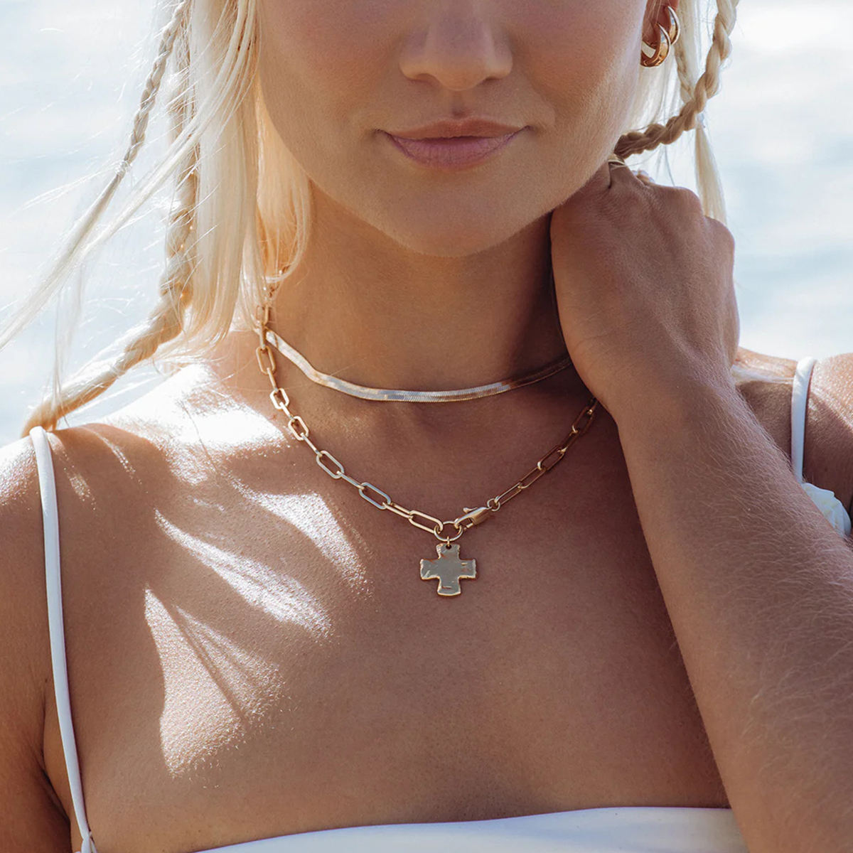 elegante halskette mit kreuz statement piece 18k vergoldet