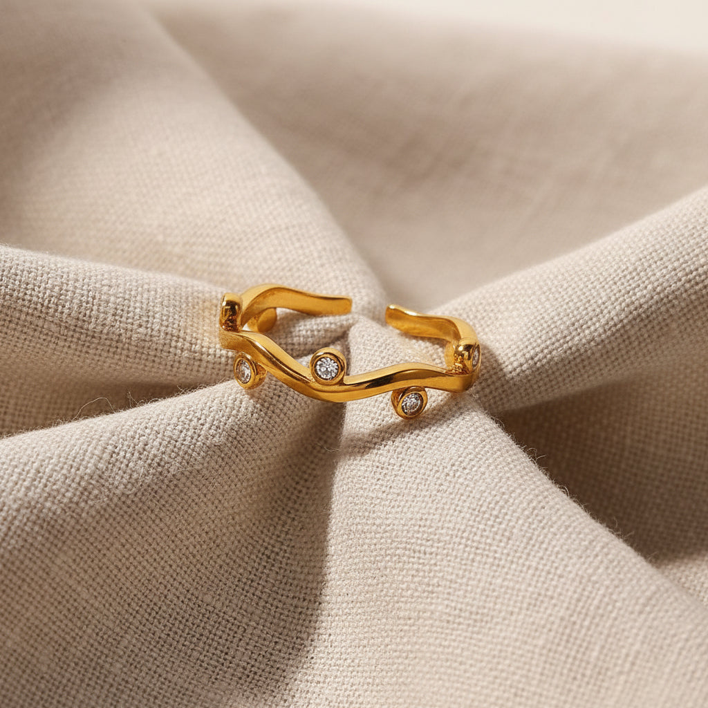 eleganter geschwungener goldring funkelnde steine minimalistisch