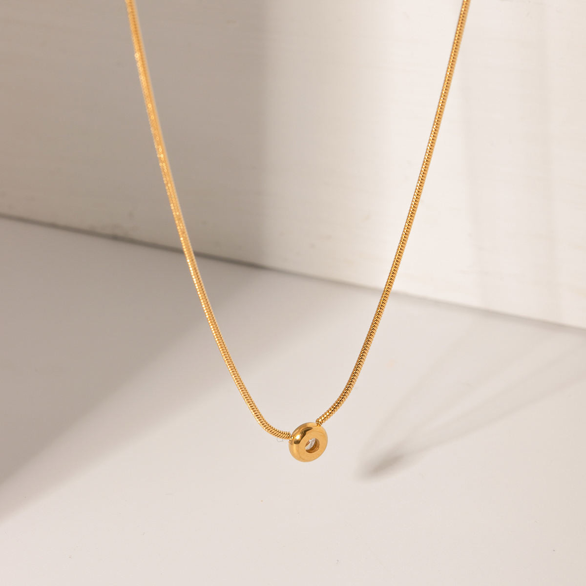 pure shine kette closeup kristall detail