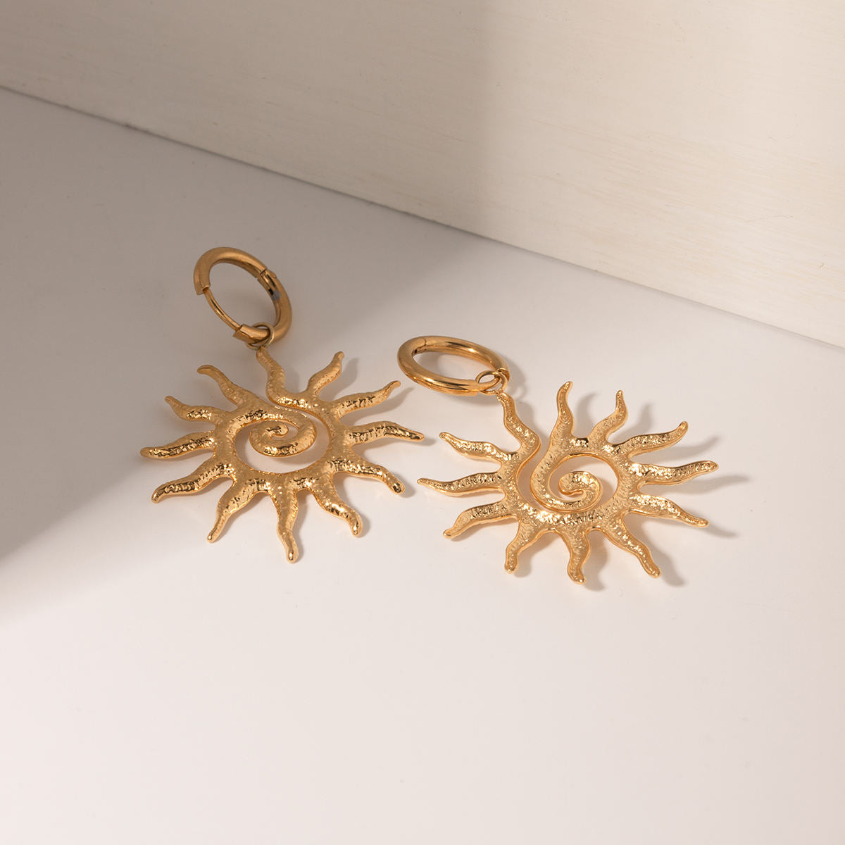 sonneninspiriert ohrringe collier 18k vergoldet modern