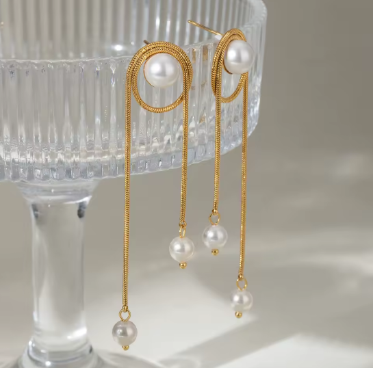 modern pearl statement ohrringe am ohr styling